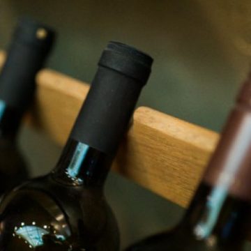 BINE DE ȘTIUT: Cum recunoaştem vinul bun în faţa celui contrafăcut BINE DE ȘTIUT: Cum recunoaştem vinul bun în faţa celui contrafăcut