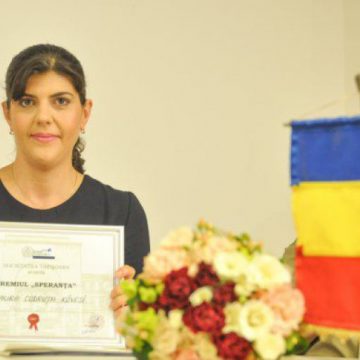 PREMIATĂ: Laura Codruţa Kovesi a ridicat premiul SPERANŢA PREMIATĂ: Laura Codruţa Kovesi a ridicat premiul SPERANŢA
