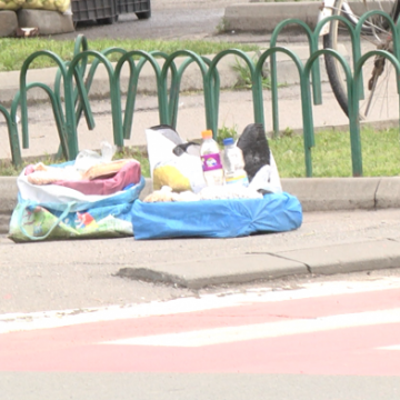 CU MARFA ÎN STRADĂ: În Sighetu Marmației unele alimente încă se vând de pe trotuar CU MARFA ÎN STRADĂ: În Sighetu Marmației unele alimente încă se vând de pe trotuar