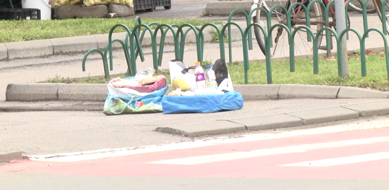 CU MARFA ÎN STRADĂ: În Sighetu Marmației unele alimente încă se vând de pe trotuar CU MARFA ÎN STRADĂ: În Sighetu Marmației unele alimente încă se vând de pe trotuar