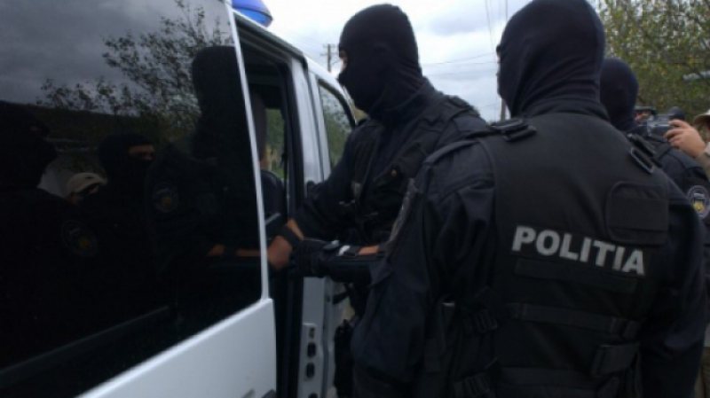 DESCINDERI: Percheziții la persoane bănuite de operațiuni financiare frauduloase cu carduri DESCINDERI: Percheziții la persoane bănuite de operațiuni financiare frauduloase cu carduri