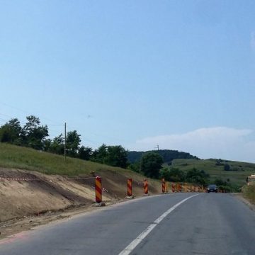 SCANDAL: Oameni revoltaţi de modul în care se lucrează pe DN18 la Moisei SCANDAL: Oameni revoltaţi de modul în care se lucrează pe DN18 la Moisei