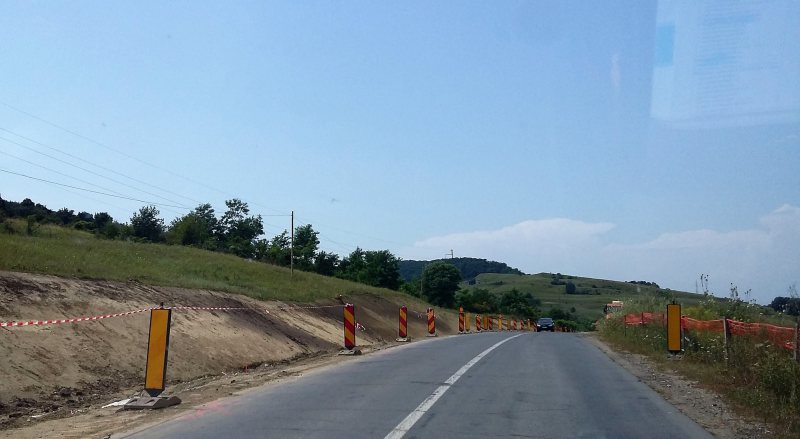 SCANDAL: Oameni revoltaţi de modul în care se lucrează pe DN18 la Moisei SCANDAL: Oameni revoltaţi de modul în care se lucrează pe DN18 la Moisei