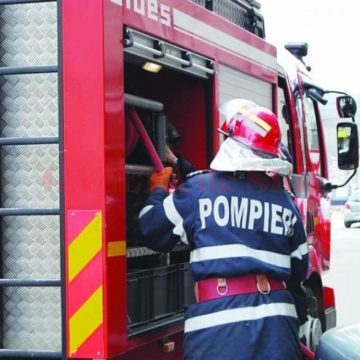 SUNT BUNE ȘI EXERCIȚIILE: Pompierii, la simularea unui incendiu la un centru comercial SUNT BUNE ȘI EXERCIȚIILE: Pompierii, la simularea unui incendiu la un centru comercial