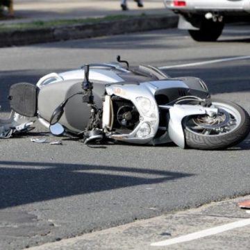 INCONȘTIENȚĂ ADOLESCENTINĂ: A făcut accident cu un moped și i-a pus în pericol viața și însoțitoarei