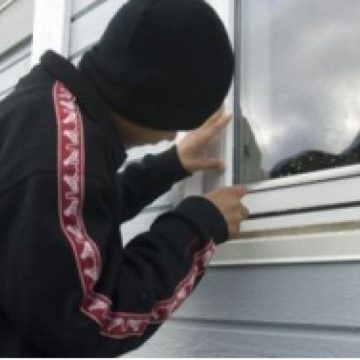 HOȚ REȚINUT: Un june a fost prins după ce a furat de pe unde a apucat – din mașină, din locuințe, până și din dispensar