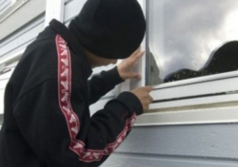 HOȚ REȚINUT: Un june a fost prins după ce a furat de pe unde a apucat – din mașină, din locuințe, până și din dispensar HOȚ REȚINUT: Un june a fost prins după ce a furat de pe unde a apucat – din mașină, din locuințe, până și din dispensar
