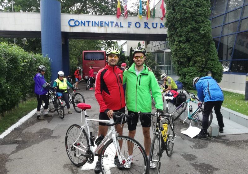 ”CU BICICLETA DEPARTE”: Doi polițiști maramureșeni pedalează spre Alba Iulia în Turul Centenarului