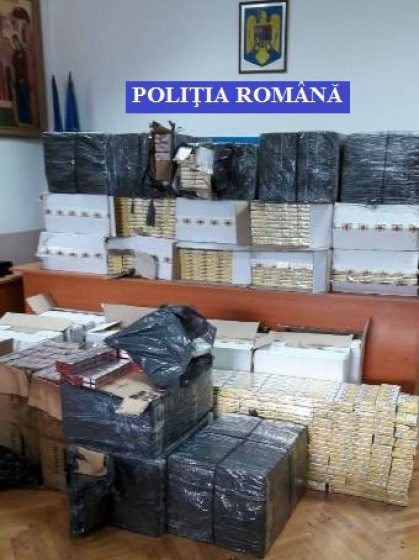 CAM CA PRIN FILME: Urmărit de polițiști, un contrabandist s-a răsturnat cu mașina, dar a reușit să fugă