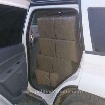 A PICAT AFACEREA: Un Jeep Grand Cherokee plin cu țigări de contrabandă a fost tras pe dreapta A PICAT AFACEREA: Un Jeep Grand Cherokee plin cu țigări de contrabandă a fost tras pe dreapta