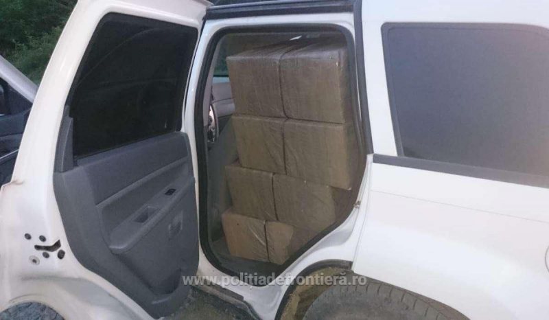 A PICAT AFACEREA: Un Jeep Grand Cherokee plin cu țigări de contrabandă a fost tras pe dreapta A PICAT AFACEREA: Un Jeep Grand Cherokee plin cu țigări de contrabandă a fost tras pe dreapta