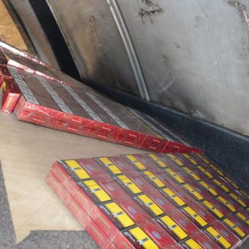 TRAS PE DREAPTA: Microbuz ticsit cu țigări de contrabandă TRAS PE DREAPTA: Microbuz ticsit cu țigări de contrabandă