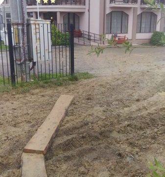 CAZURI ȘI NECAZURI: Vacanță cu peripeții, cu mașină împotmolită și bagaje cărate cu roaba CAZURI ȘI NECAZURI: Vacanță cu peripeții, cu mașină împotmolită și bagaje cărate cu roaba