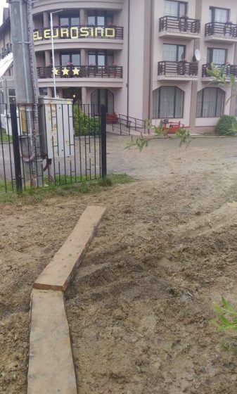 CAZURI ȘI NECAZURI: Vacanță cu peripeții, cu mașină împotmolită și bagaje cărate cu roaba