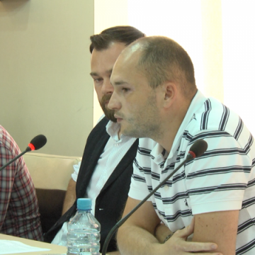 LA LOC COMANDA: Proiectul privind încetarea mandatului lui Tudor Vlad a fost retras de pe ordinea de zi a Consiliului Local