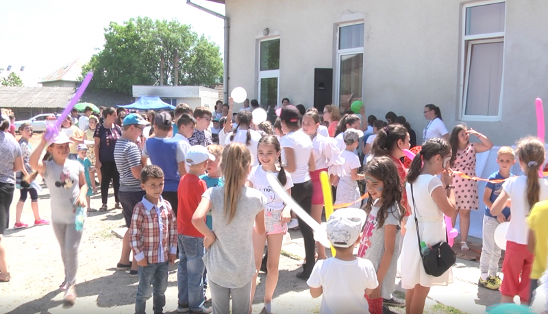 DISTRACȚIE PENTRU CEI MICI: Serbările copilăriei la Vadu Izei DISTRACȚIE PENTRU CEI MICI: Serbările copilăriei la Vadu Izei