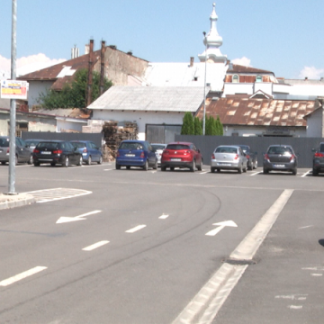 MAGAZIN AUTO ÎN AER LIBER: Parcare ocupată cu mașini de vânzare MAGAZIN AUTO ÎN AER LIBER: Parcare ocupată cu mașini de vânzare