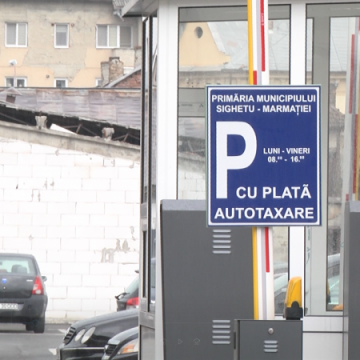 E PE BANI: Șoferii care își lasă mașinile în parcarea din spatele Finanțelor Publice trebuie să plătească E PE BANI: Șoferii care își lasă mașinile în parcarea din spatele Finanțelor Publice trebuie să plătească