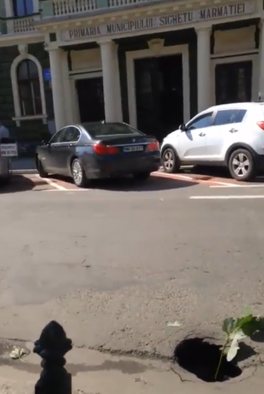 HAZ DE NECAZ: Gropile au ajuns subiect de glume pentru unii sigheteni HAZ DE NECAZ: Gropile au ajuns subiect de glume pentru unii sigheteni