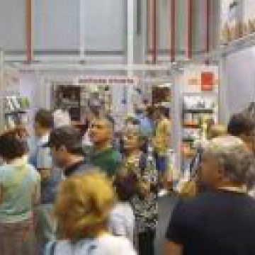 ÎMBUCURĂTOR: Bookfest bate Facebook. Vânzări în creștere la târgul de carte