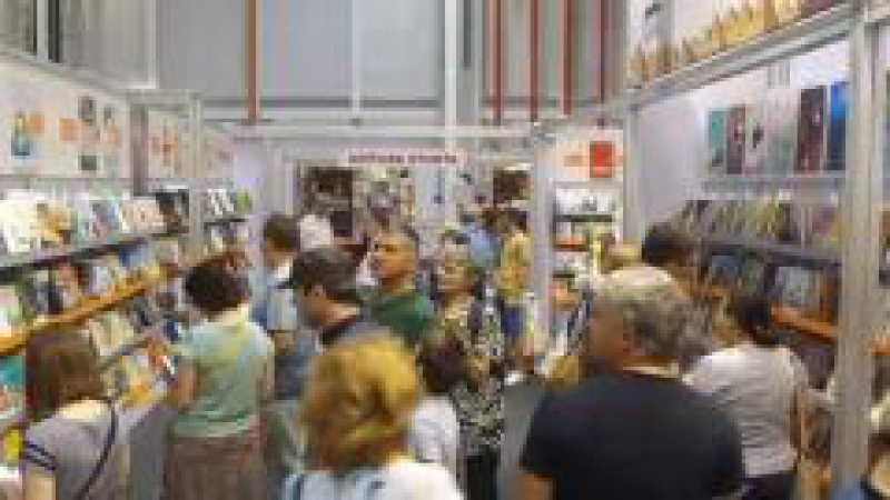 ÎMBUCURĂTOR: Bookfest bate Facebook. Vânzări în creștere la târgul de carte ÎMBUCURĂTOR: Bookfest bate Facebook. Vânzări în creștere la târgul de carte