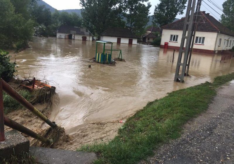 METEO: Străzi şi gospodării inundate la Oarţa de sus după o rupere de nori. Nicio măsură de la autorităţi