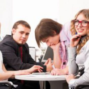 STUDIU: La ce vârstă oamenii devin plictisitori? STUDIU: La ce vârstă oamenii devin plictisitori?