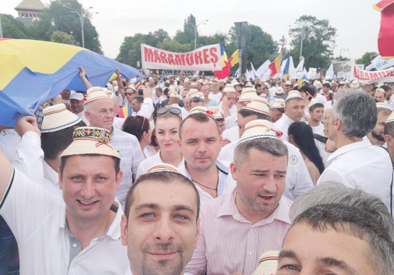 CU CLOPUL PE CAP: Social-democraţii maramureşeni, prezenţi la mitingul de la Bucureşti