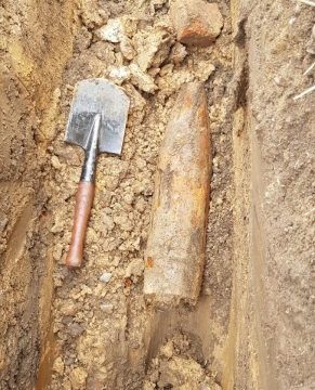 MIREȘU MARE: Proiectil exploziv descoperit în curtea școlii MIREȘU MARE: Proiectil exploziv descoperit în curtea școlii