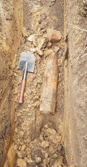 MIREȘU MARE: Proiectil exploziv descoperit în curtea școlii