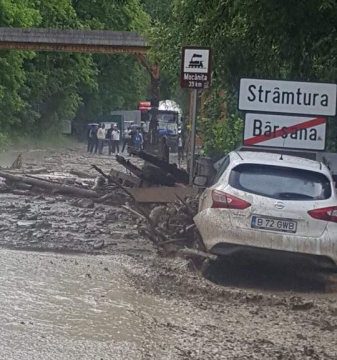PRĂPĂD LA BÂRSANA: În zona mănăstirii, balastul și pietrișul aveau aproape un metru înălțime, pe drumul județean