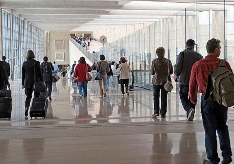 RAPORT: Cât cheltuiesc turiştii străini care ajung în România. Majoritatea vin, cu avionul, în interes de serviciu