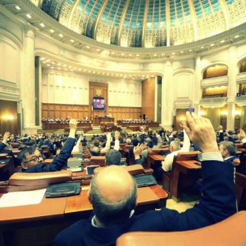 PRIMARI SPECIALI: Codul administrativ a fost adoptat de Senat, printre prevederi regăsindu-se şi introducerea pensiilor speciale pentru aleşii locali