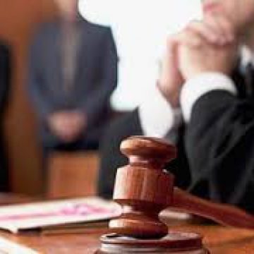 ÎNŞELĂCIUNE: O femeie de 66 de ani a înşelat zece persoane cu 300.000 de euro. I-a minţit că le vinde terenuri