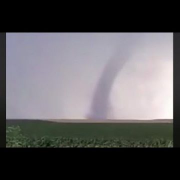 FENOMEN EXTREM ÎN GALAŢI: Un bărbat a filmat două tornade. „Aşa ceva nu am văzut decât în filme“