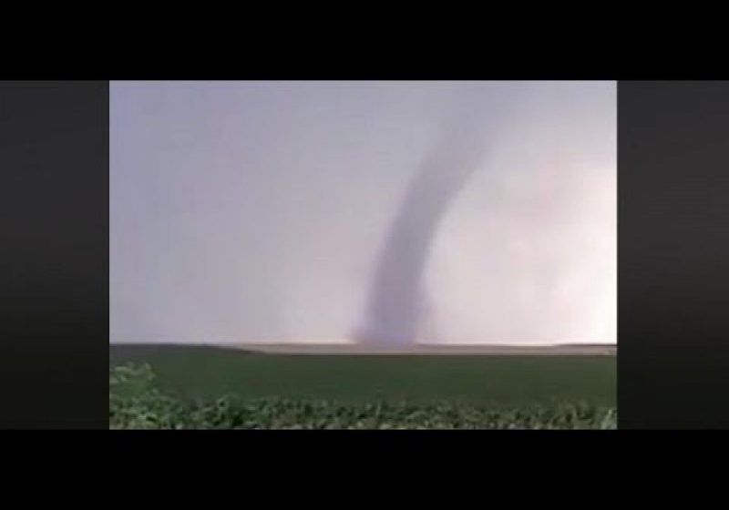 FENOMEN EXTREM ÎN GALAŢI: Un bărbat a filmat două tornade. „Aşa ceva nu am văzut decât în filme“