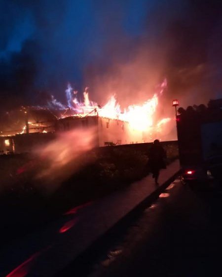 112: Incendiu devastator la fabrica de peleţi din Târgu Lăpuş (FOTO)