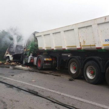 ACCIDENT RUTIER ÎN COLŢIREA: O persoană încarcerată în urma unui impact frontal între un camion şi o autoutilitară (FOTO) ACCIDENT RUTIER ÎN COLŢIREA: O persoană încarcerată în urma unui impact frontal între un camion şi o autoutilitară (FOTO)