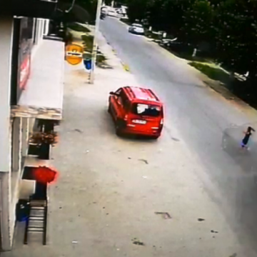 ACCIDENT: Momentul în care o fetiţă de 6 ani este lovită mortal de maşina condusă de un consilier local ACCIDENT: Momentul în care o fetiţă de 6 ani este lovită mortal de maşina condusă de un consilier local