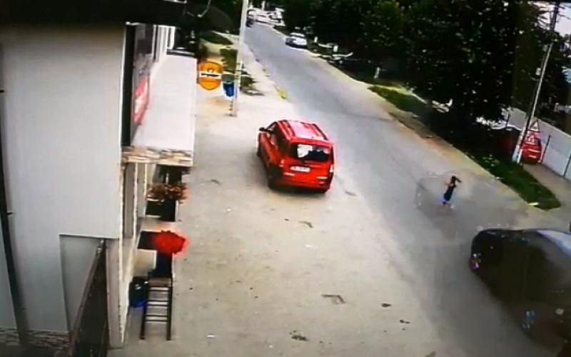 ACCIDENT: Momentul în care o fetiţă de 6 ani este lovită mortal de maşina condusă de un consilier local ACCIDENT: Momentul în care o fetiţă de 6 ani este lovită mortal de maşina condusă de un consilier local