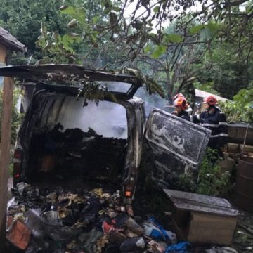 INGROZITOR: Bărbat carbonizat într-o autoutilitară la Tăuţi (FOTO) INGROZITOR: Bărbat carbonizat într-o autoutilitară la Tăuţi (FOTO)