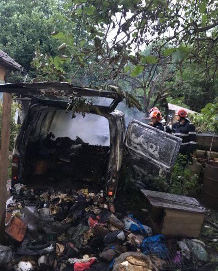 INGROZITOR: Bărbat carbonizat într-o autoutilitară la Tăuţi (FOTO)
