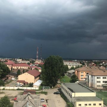 COD GALBEN ÎN MARAMUREȘ: Averse cu caracter torențial, descărcări electrice frecvente, intensificări ale vântului
