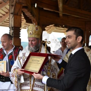 RECUNOAŞTERE: Preasfinţitu Părinte dr. Iustin Hodea a primit titlul de cetăţean de onoare din partea Consiliului Judeţean RECUNOAŞTERE: Preasfinţitu Părinte dr. Iustin Hodea a primit titlul de cetăţean de onoare din partea Consiliului Judeţean