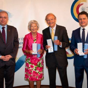 DECORAȚI LA LONDRA: Fondatorii HHC și directorul regional, Ștefan Dărăbuș, au primit Ordinul Național ”Serviciul Credincios”, în grad de Cavaler DECORAȚI LA LONDRA: Fondatorii HHC și directorul regional, Ștefan Dărăbuș, au primit Ordinul Național ”Serviciul Credincios”, în grad de Cavaler