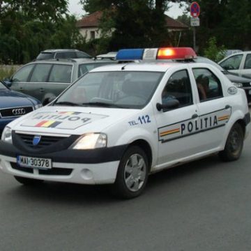 ÎMBIAȚI LA ȘTERPELIT: Au furat dintr-o mașină al cărei proprietar a lăsat portiera deschisă ÎMBIAȚI LA ȘTERPELIT: Au furat dintr-o mașină al cărei proprietar a lăsat portiera deschisă