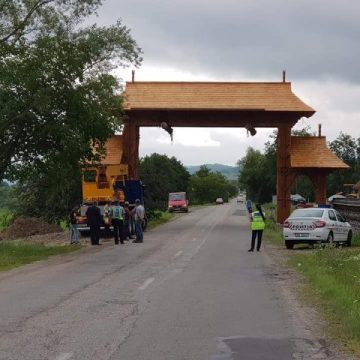 TRADIȚII LA ÎNĂLȚIME: Cea mai mare poartă maramureșeană, ridicată în Oncești
