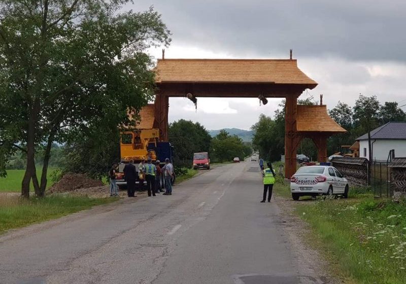 TRADIȚII LA ÎNĂLȚIME: Cea mai mare poartă maramureșeană, ridicată în Oncești TRADIȚII LA ÎNĂLȚIME: Cea mai mare poartă maramureșeană, ridicată în Oncești