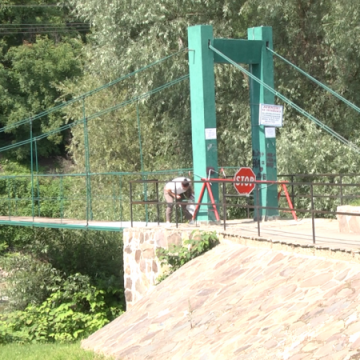IGNORĂ AVERTISMENTELE: Unele persoane circulă pe podul de la Grădina Morii cu toate că este închis din cauza pericolului de accidentare IGNORĂ AVERTISMENTELE: Unele persoane circulă pe podul de la Grădina Morii cu toate că este închis din cauza pericolului de accidentare