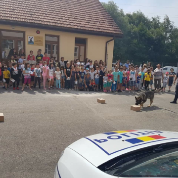 IPJ MARAMUREȘ: O zi din tabăra de vară de la Dumbrăviţa împreună cu poliţiştii IPJ MARAMUREȘ: O zi din tabăra de vară de la Dumbrăviţa împreună cu poliţiştii